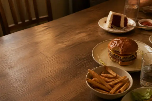A plate of pizza and a drink on a table.